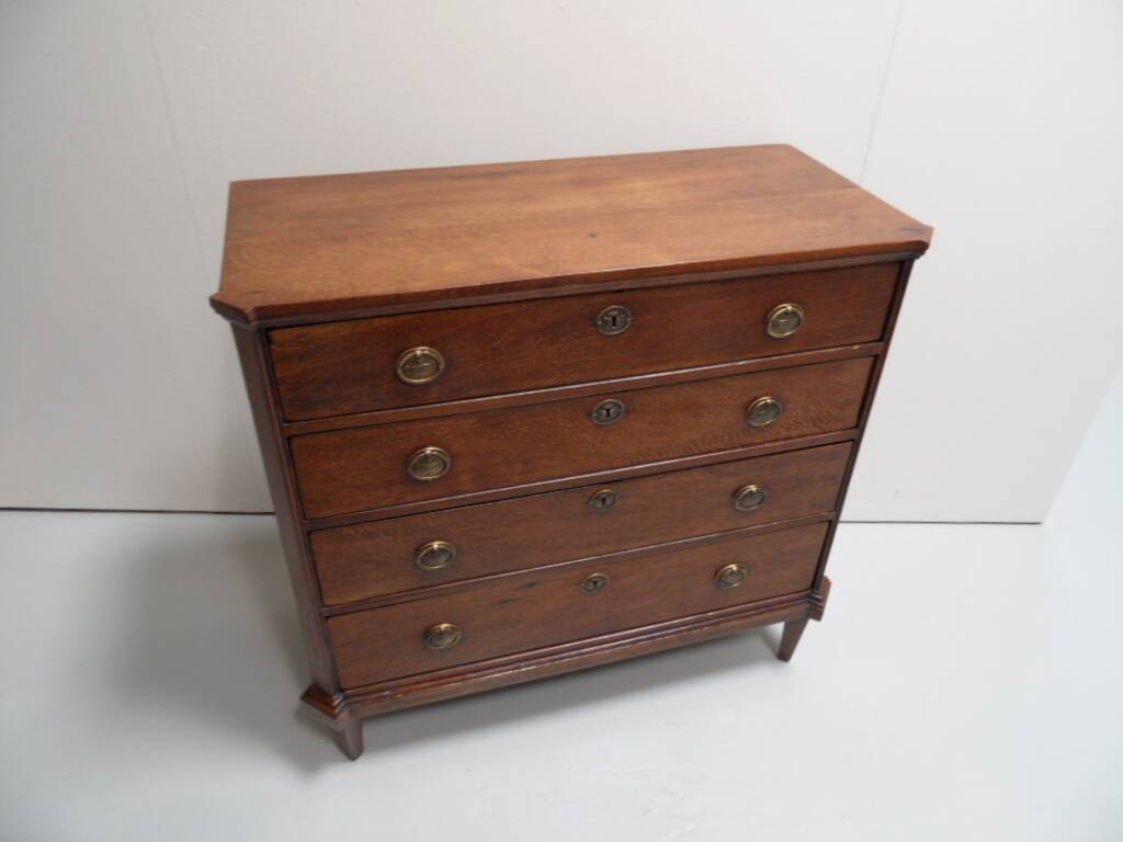 Antique oak chest of drawers