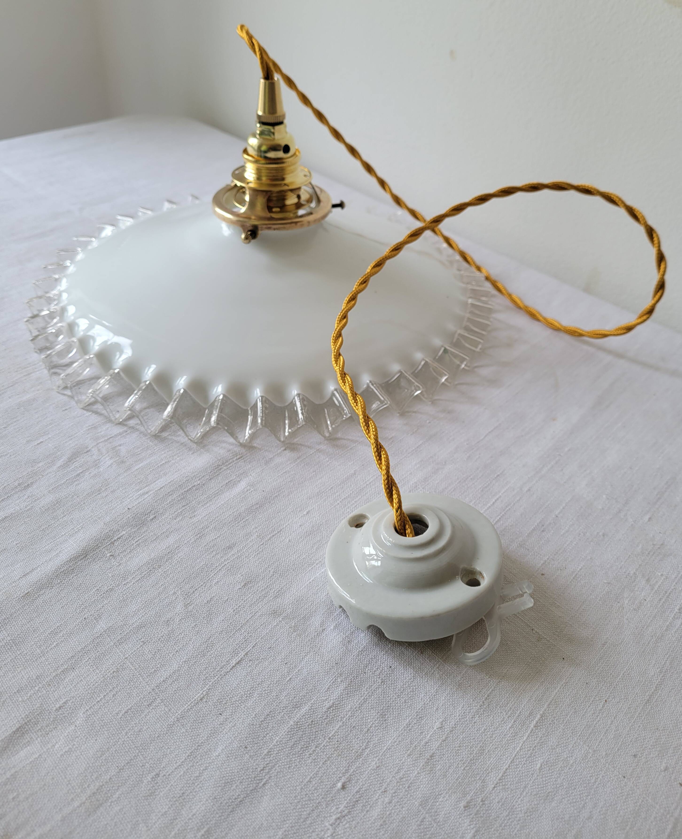 Pendant in serrated opaline