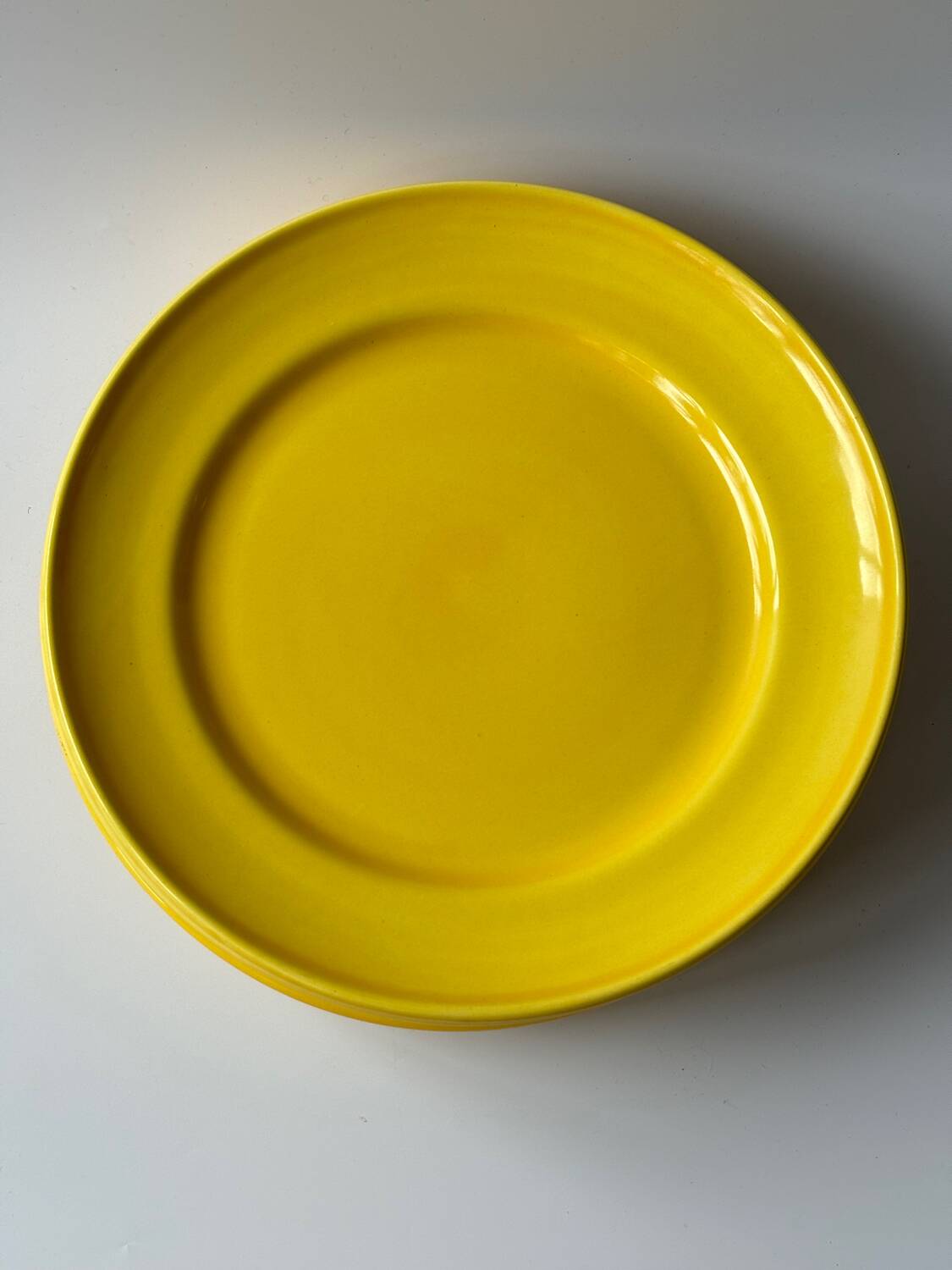Yellow saline flat plates