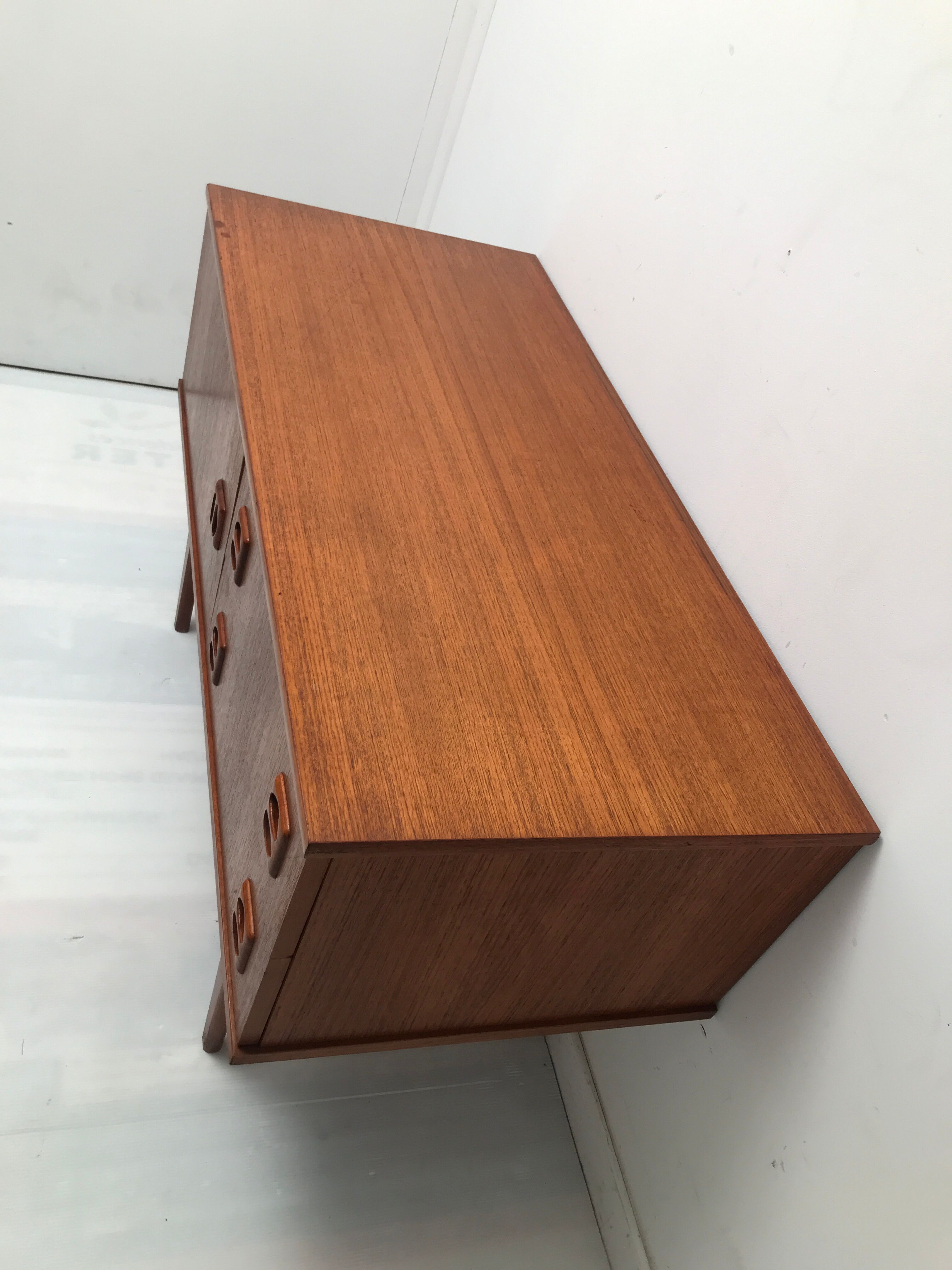 Scandinavian 60s row with spindle feet