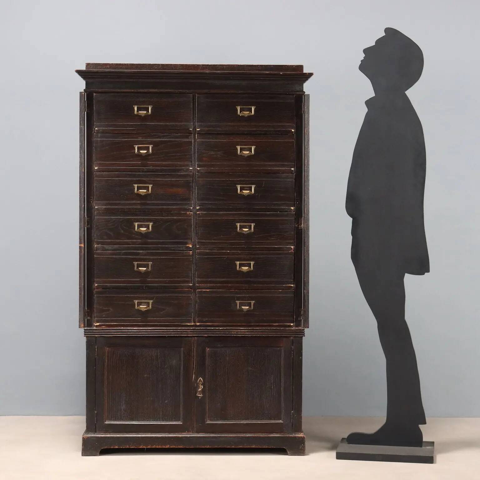 Commode ancienne en chêne à 12 tiroirs, Italie, XXe siècle
