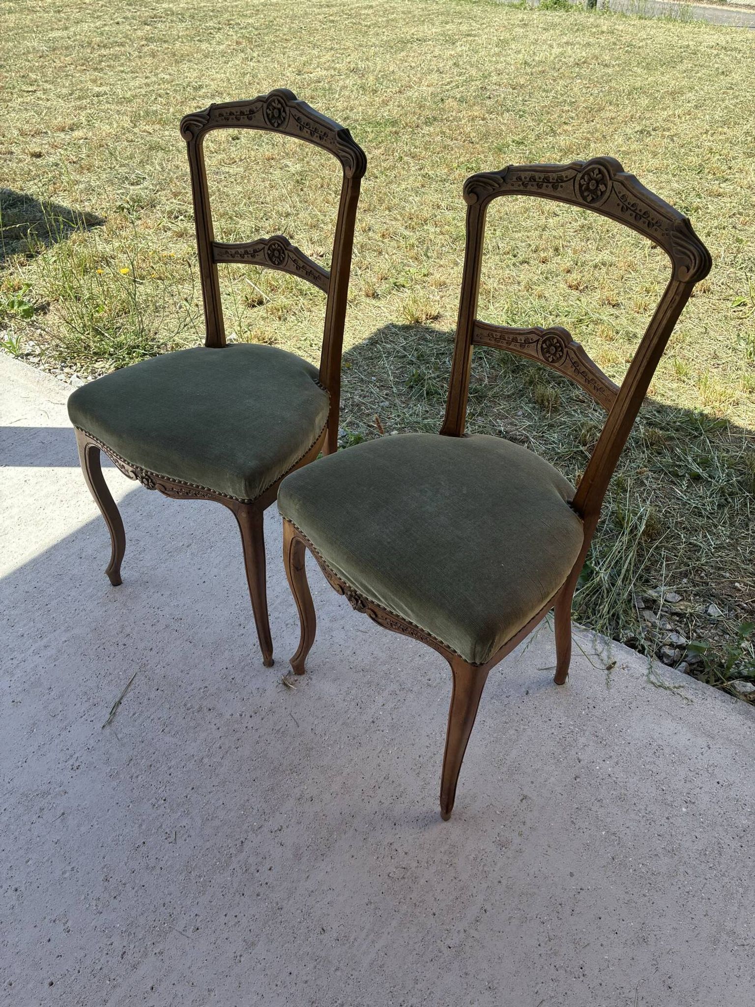 Paire de chaises style Louis 15