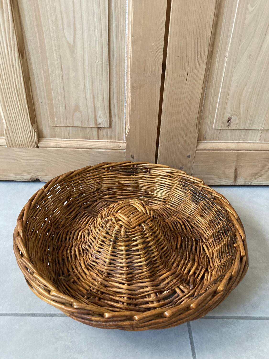 Round baker's basket