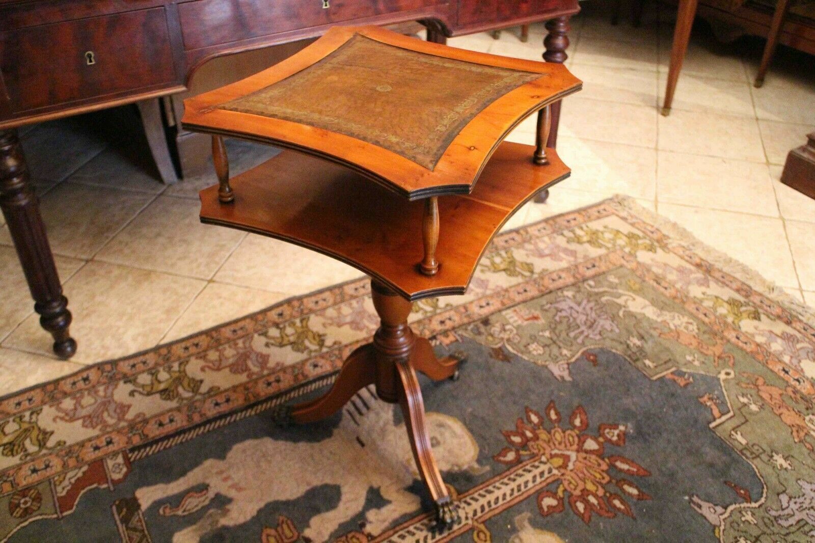Pedestal table on two levels end of sofa base English style claws