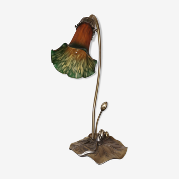 Lampe nénuphar en laiton et pâte de verre, style art nouveau.