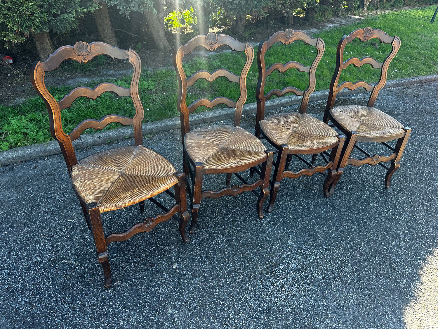 Set of 4 Louis XV straw chairs – solid wood – curved backrest