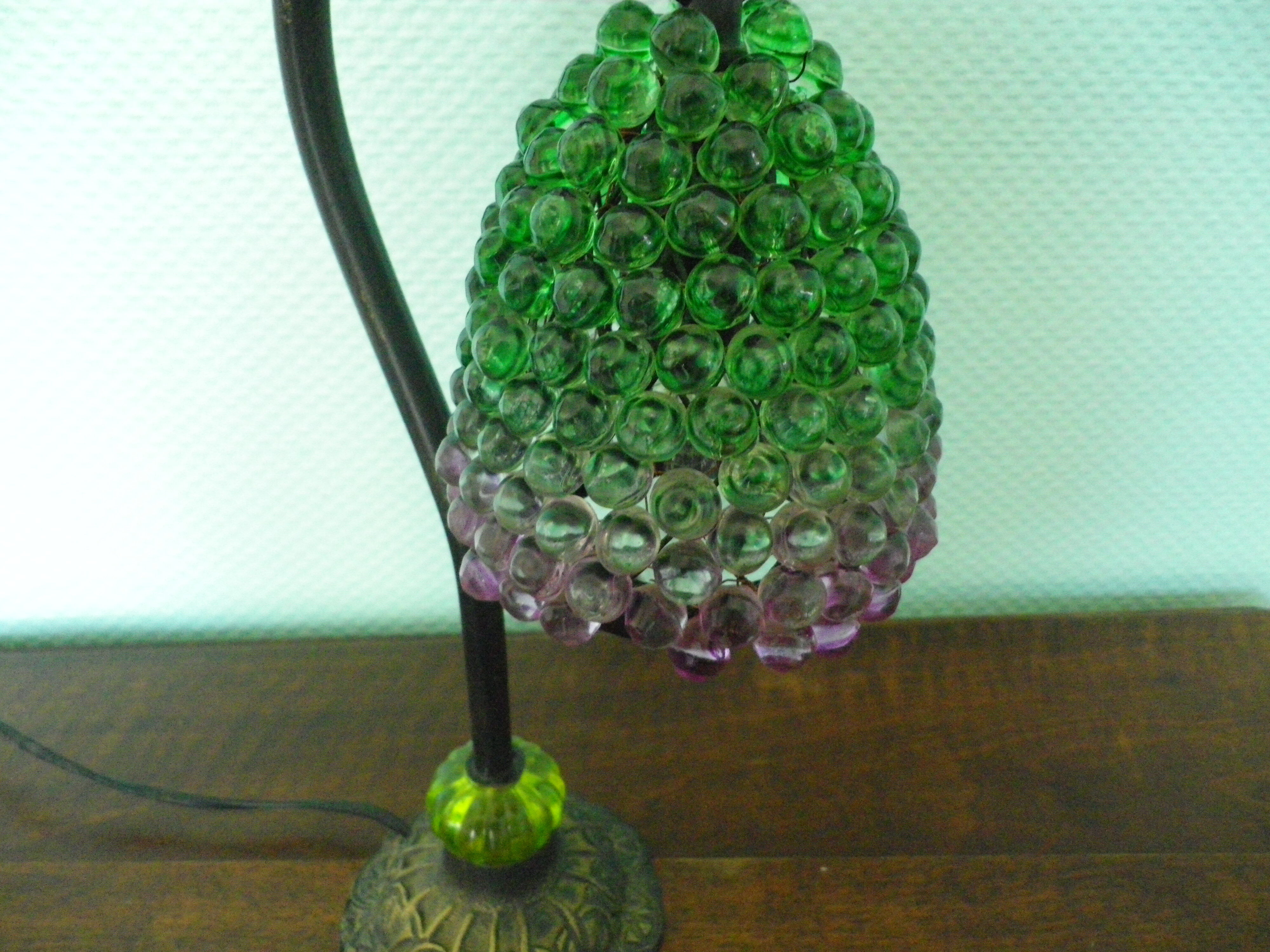 Lampe à poser, pied en fonte et abat jour en perles années 60