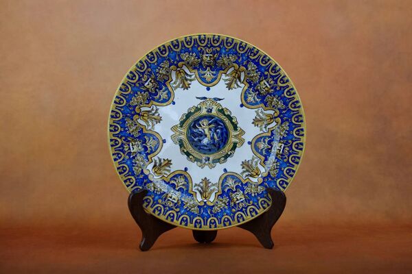 Assiette XIXème en faïence de Gien style renaissance italienne
