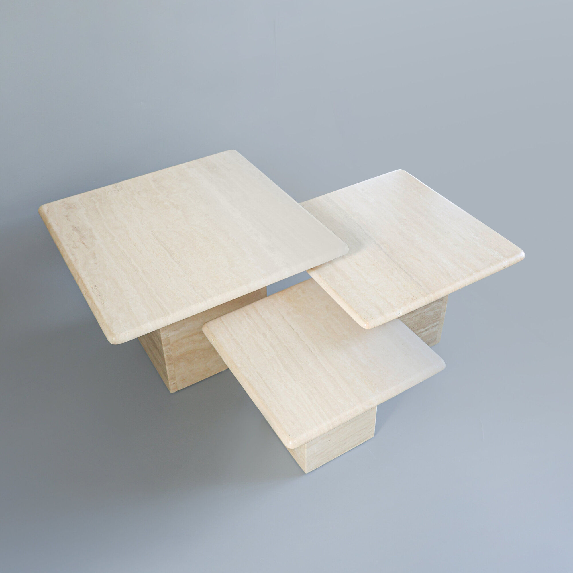 Tables gigognes en travertin italien, années 1970.