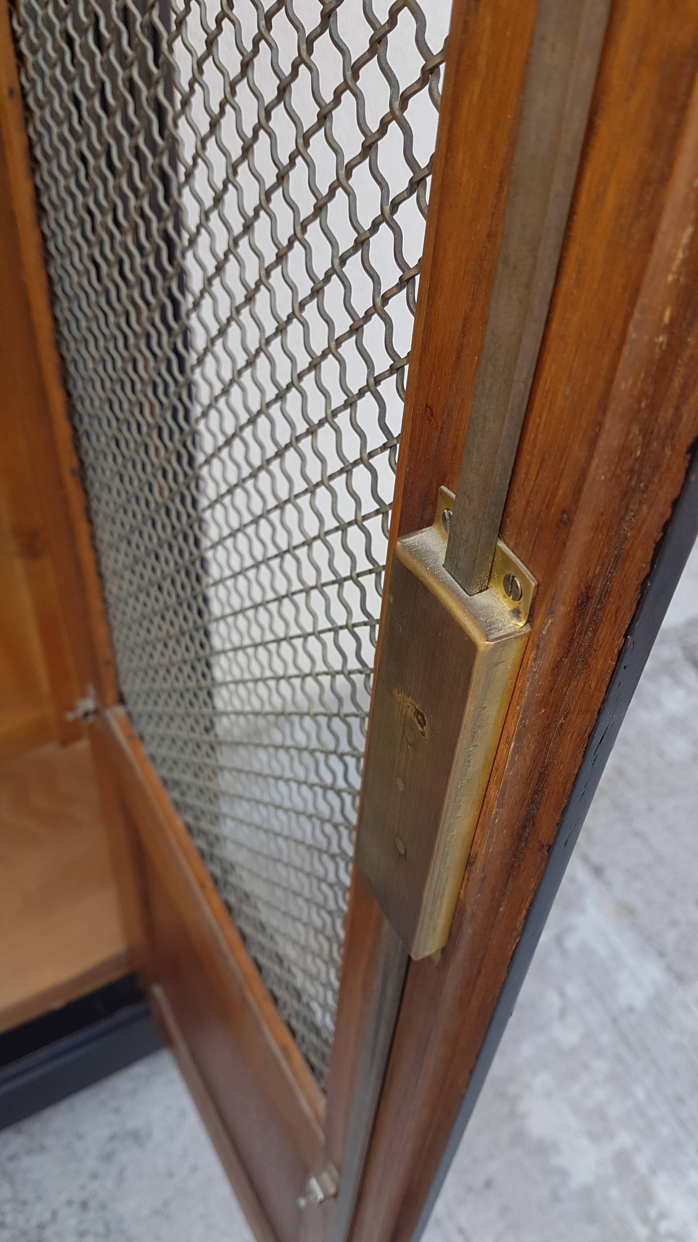 Administrative cabinet