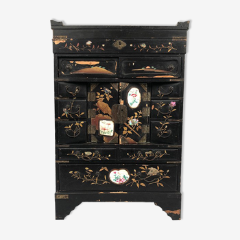 Jewelry box or secret cabinet, lacquer from Japan in the early twentieth century