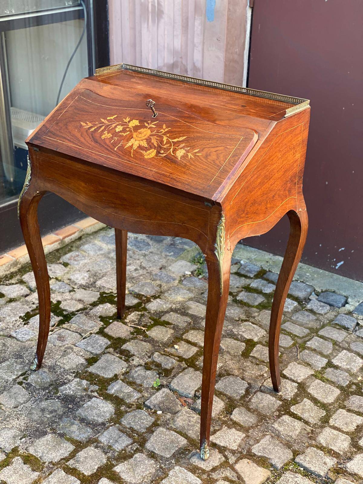 Louis XV sloping desk with gilded marquetry in Napoleon III period