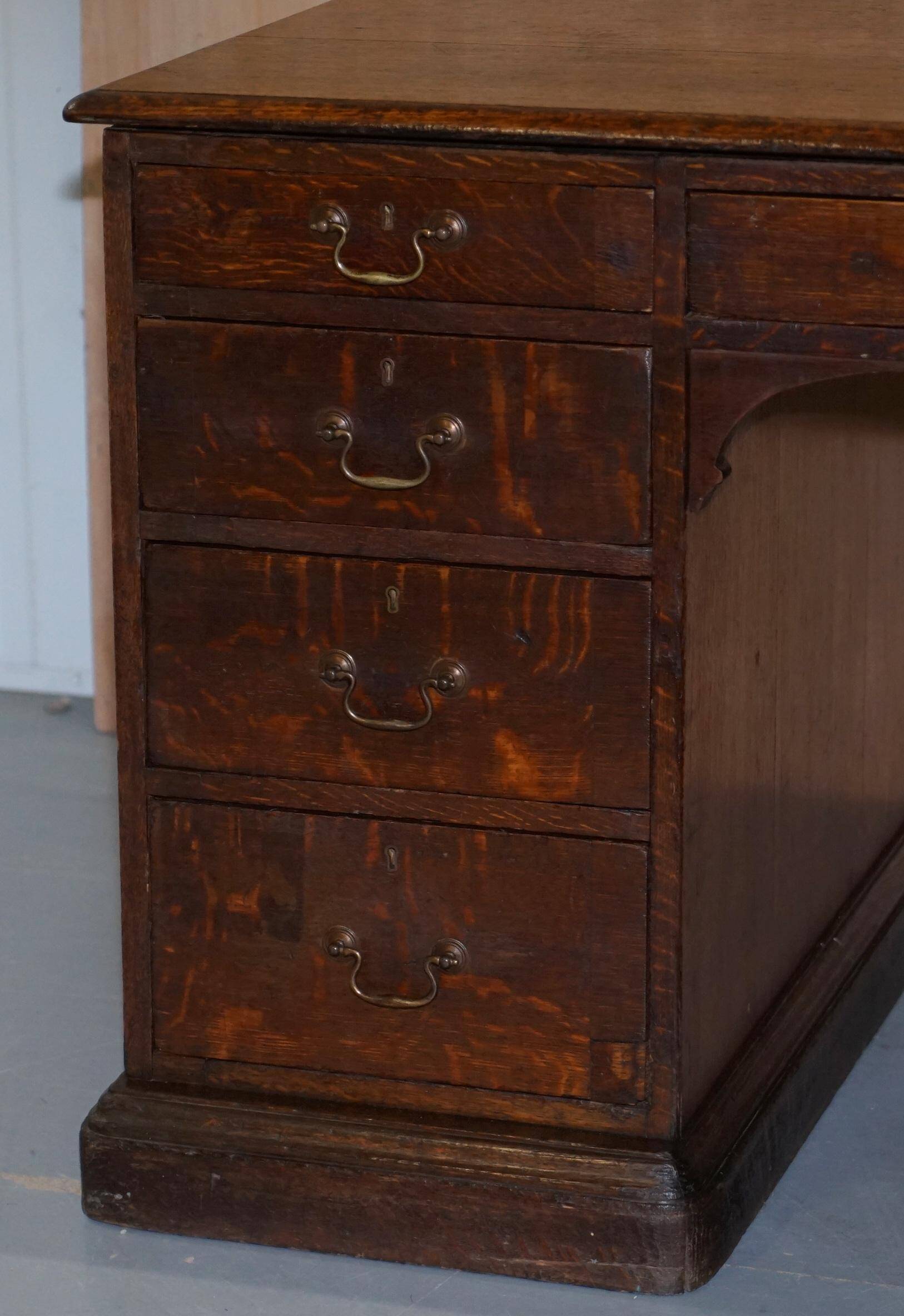 Bureau partenaire double face à deux caissons Gillows Lancaster chêne moucheté