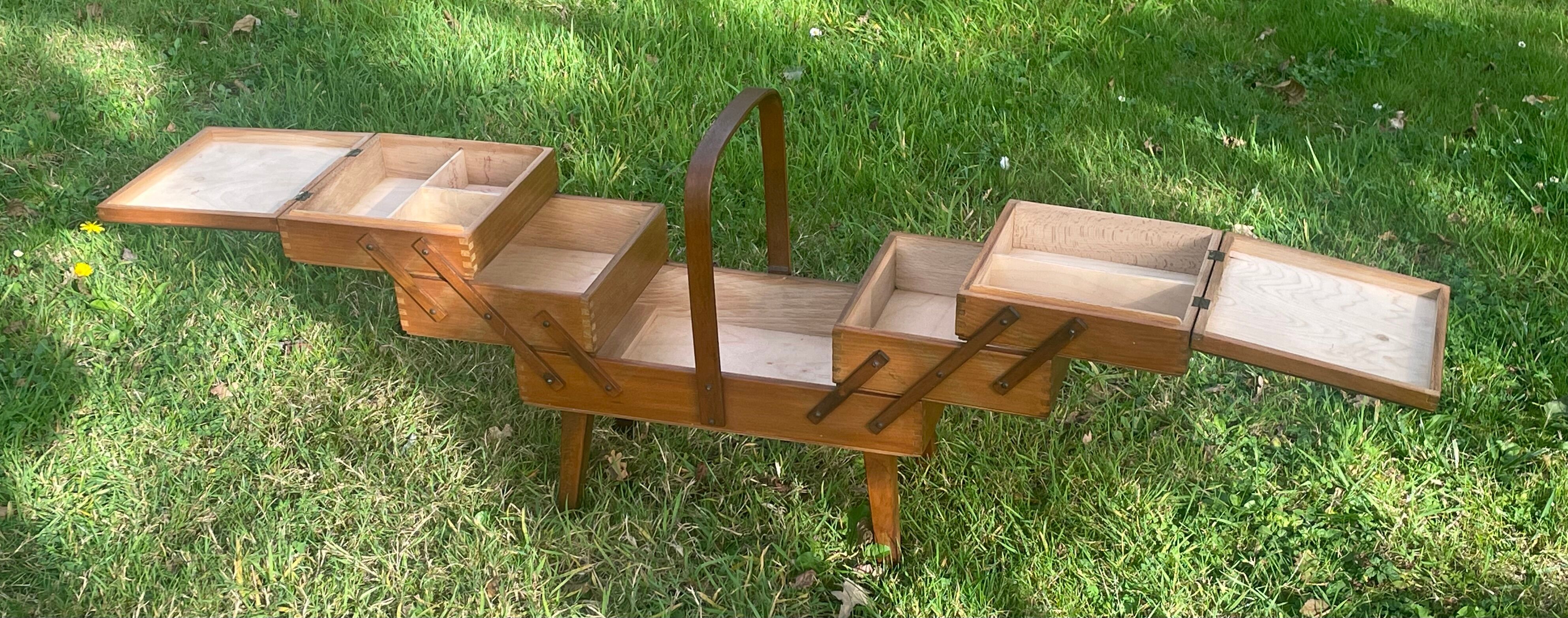 Travailleuse ou boîte a couture vintage en bois