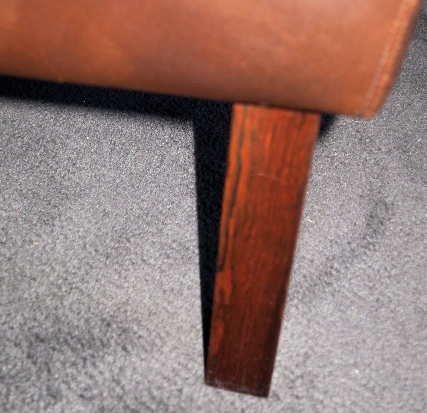 Fauteuil en cuir et bois de rose, années 1960