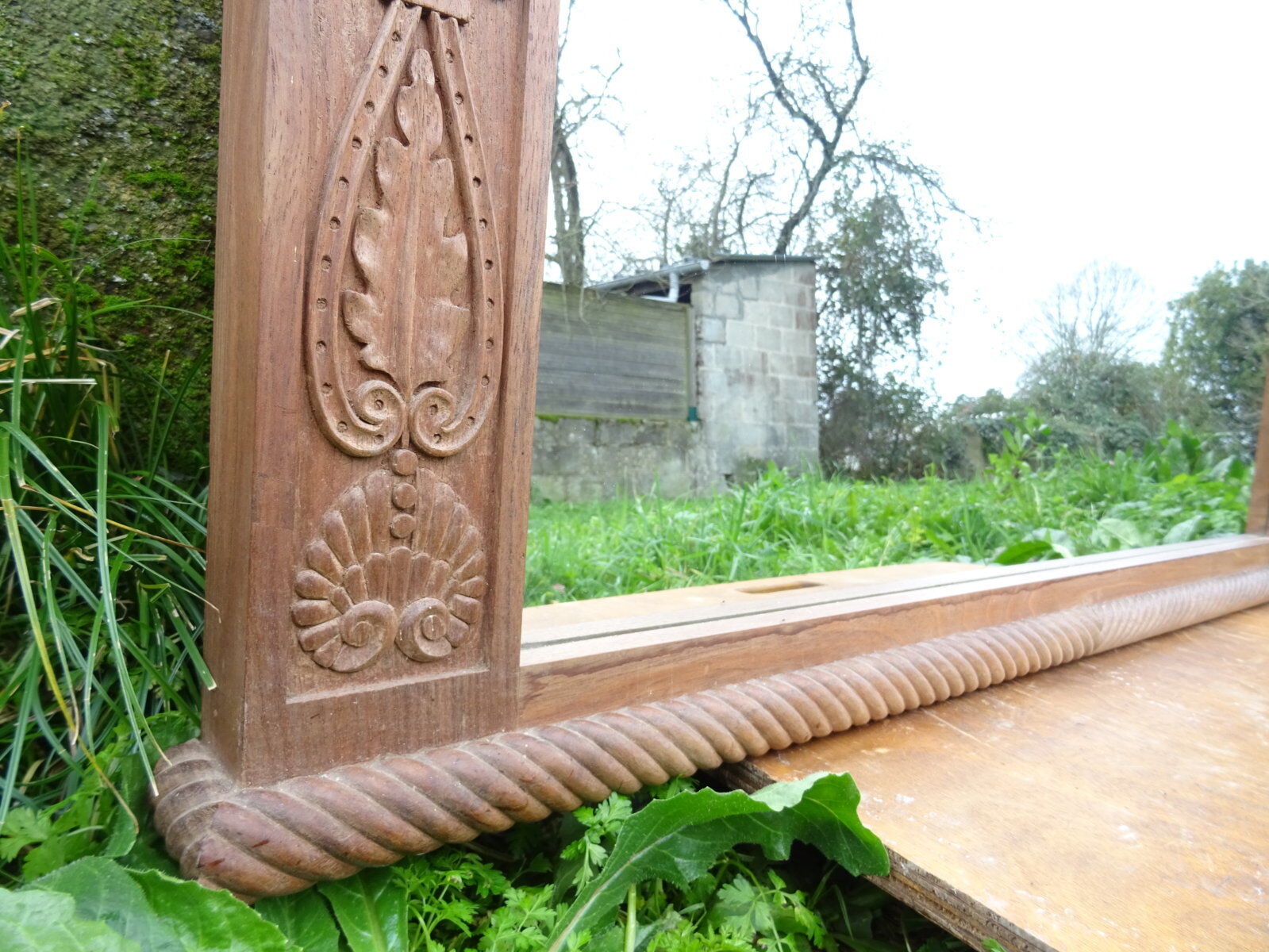 Sculpted mirror 130 x 117 cm