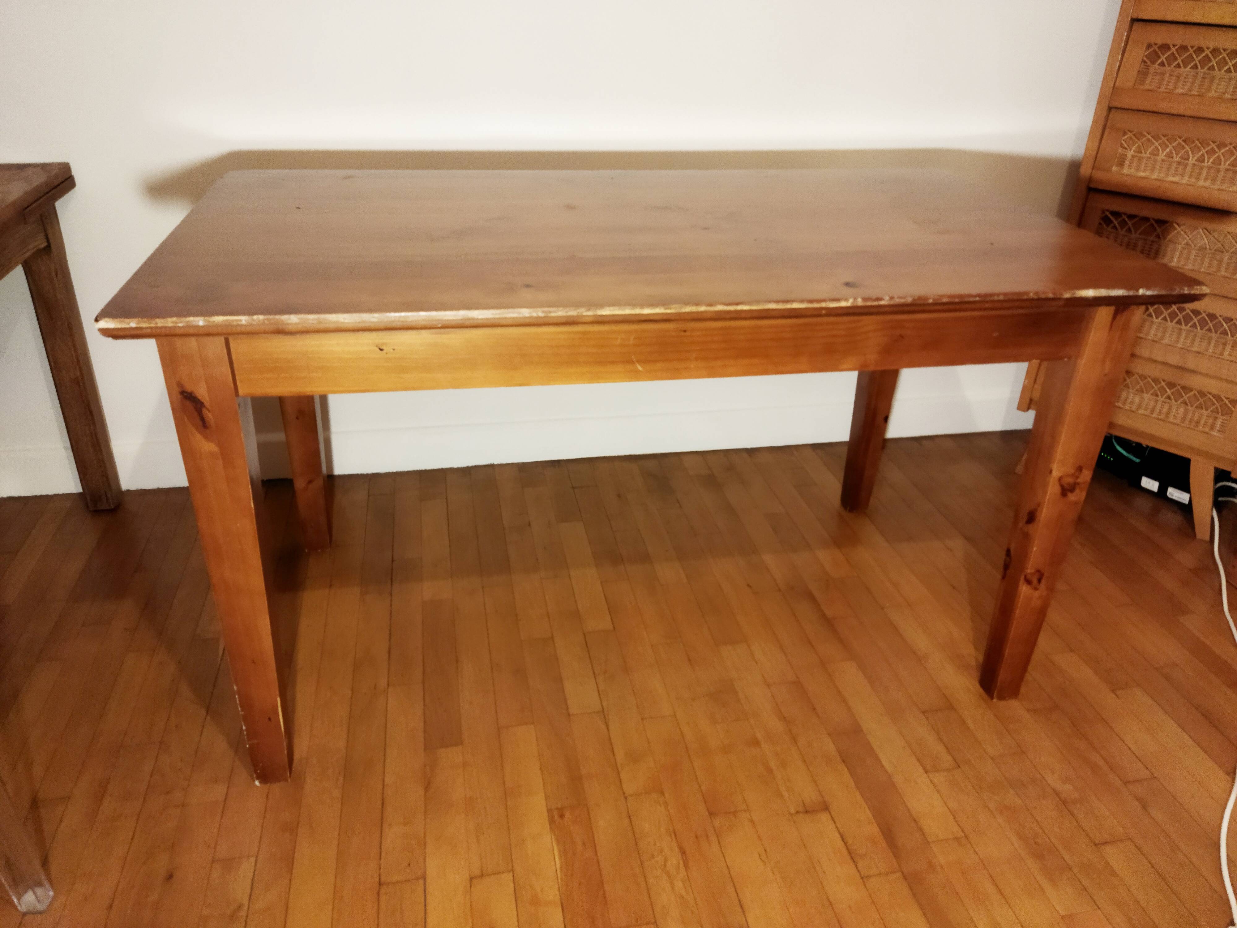 Table feet spindles