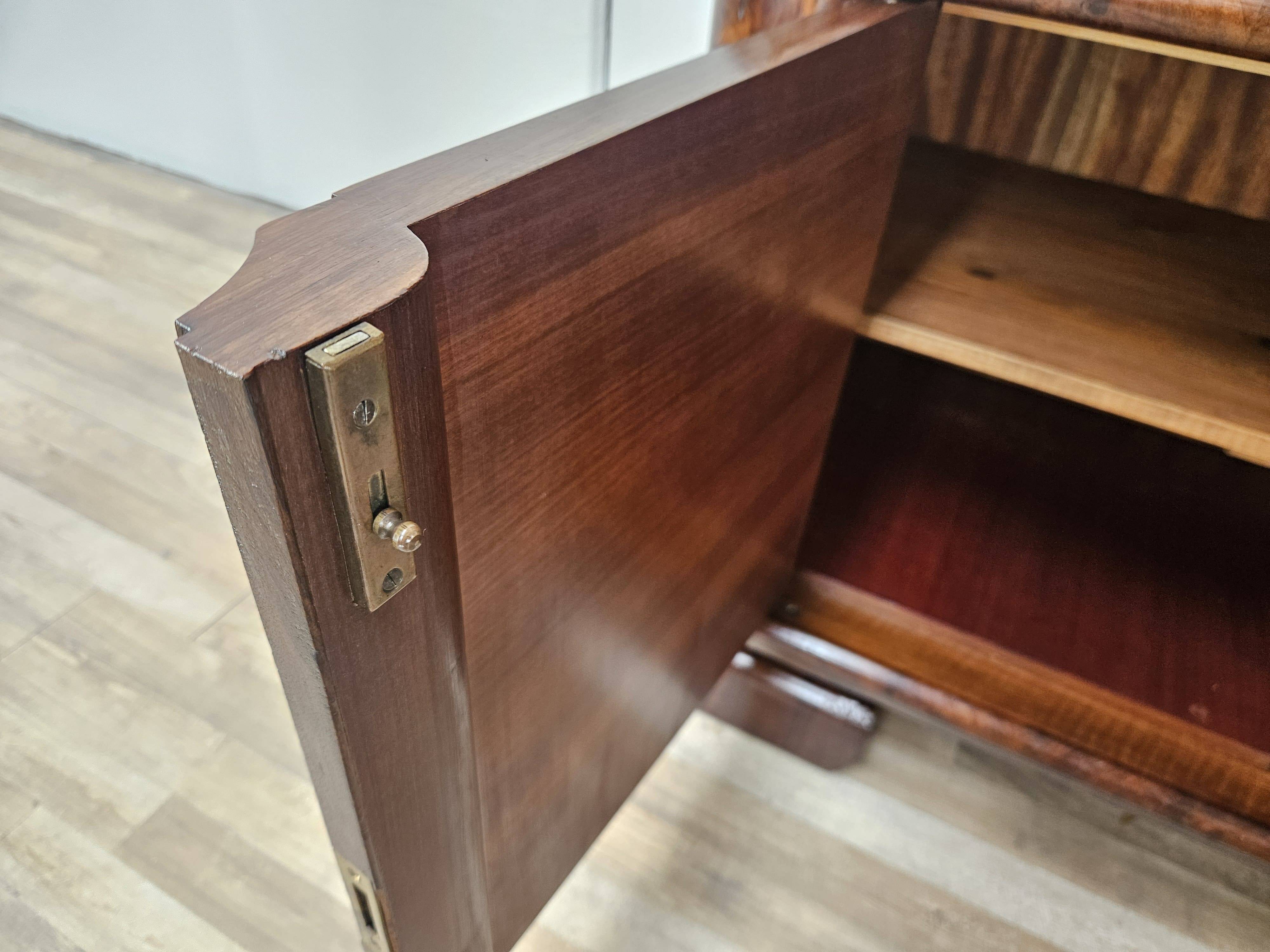 Vitrine Art Déco des années 1930 en noyer et racine de noyer