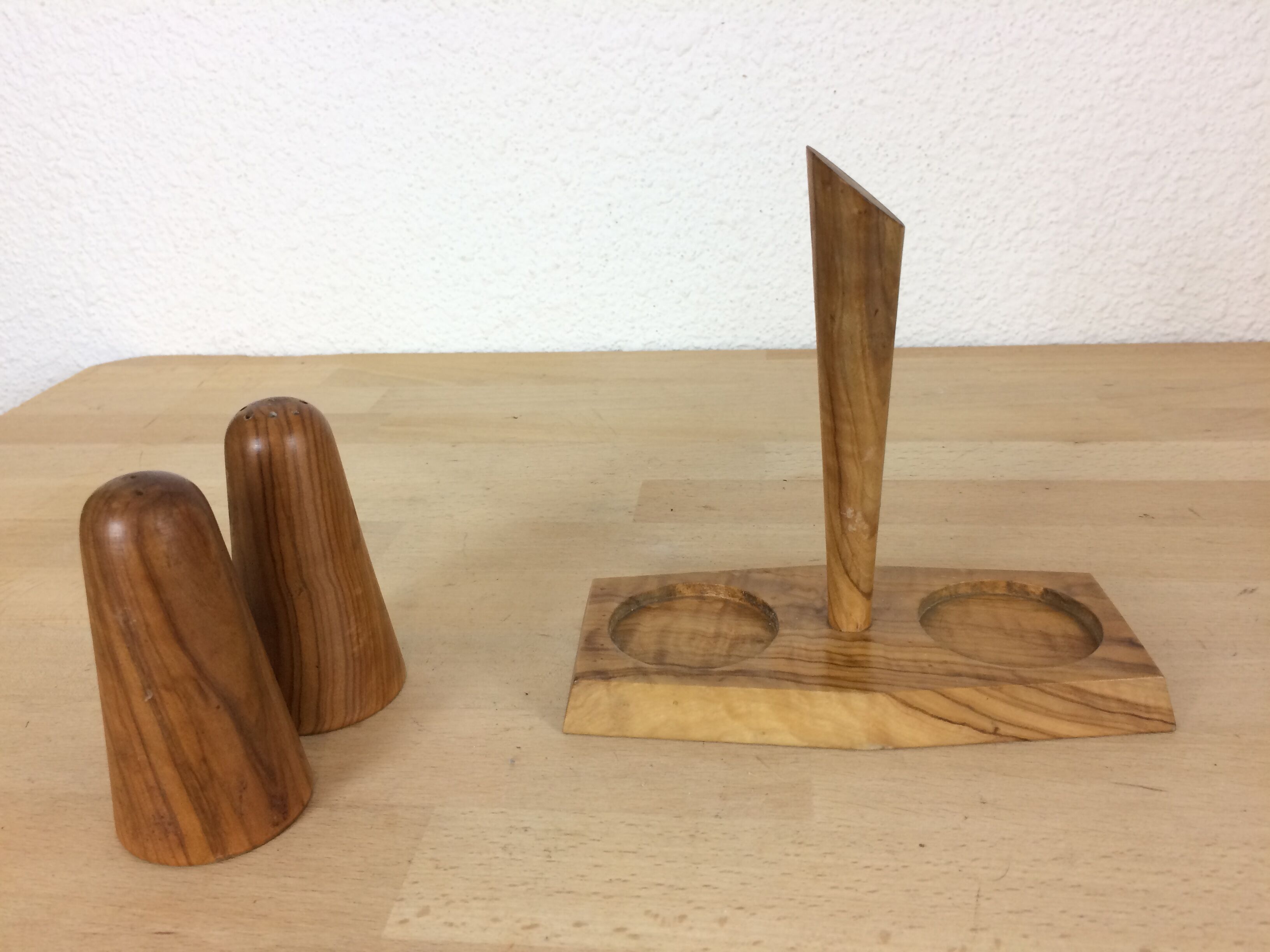 Servant salt and pepper in olive wood