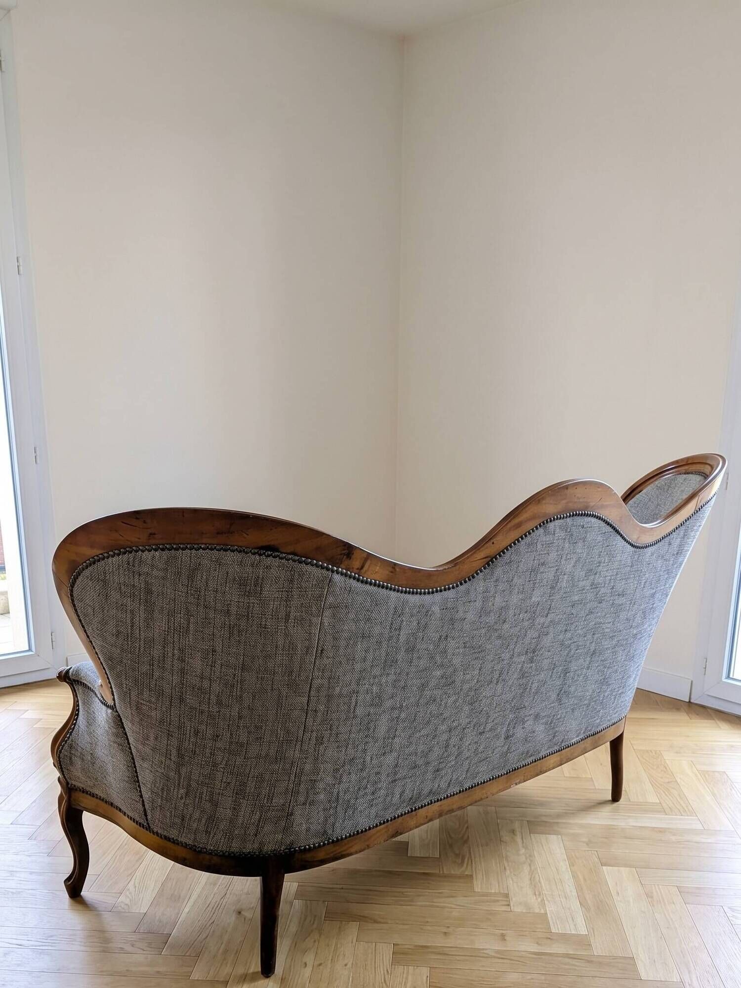 Three-seater canapé in grey mottled fabric, Louis Philippe style.