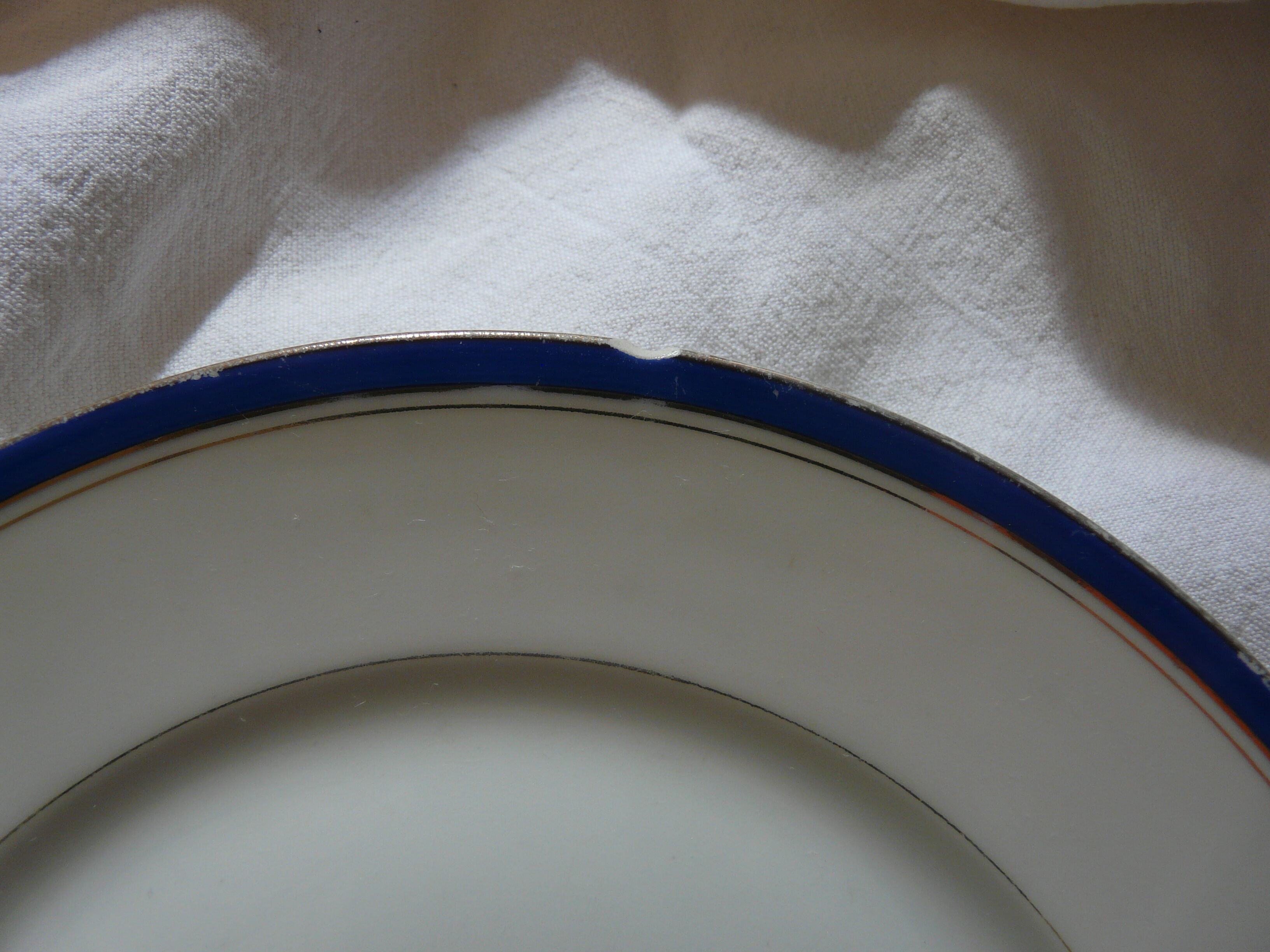 8 plates in Limoges porcelain gold and ultramarine blue fillets