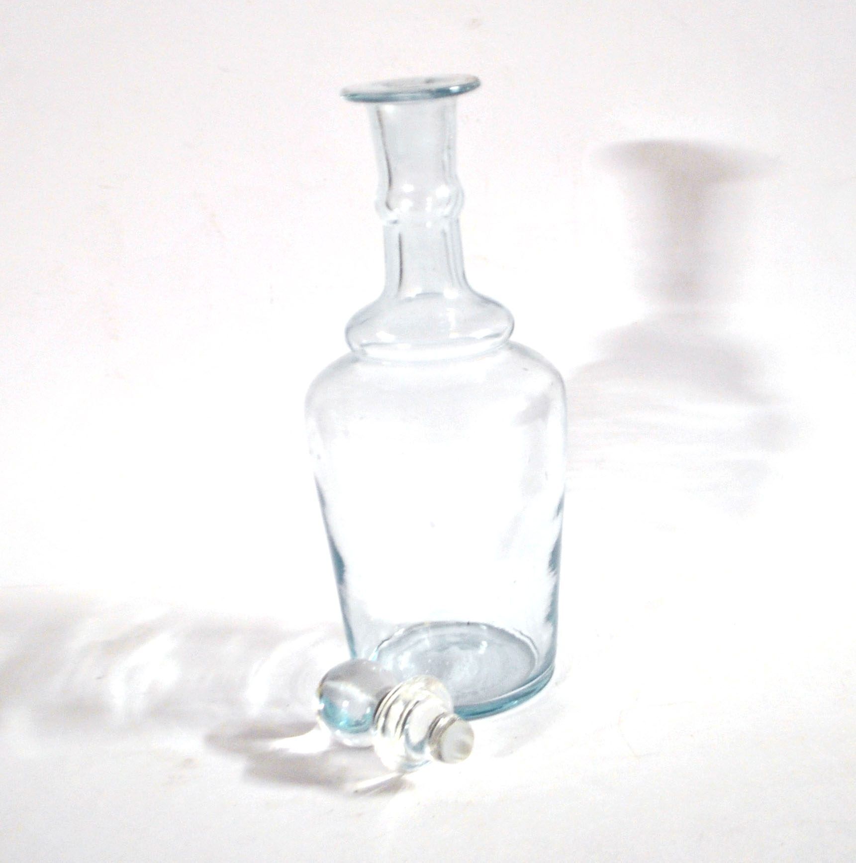 Flacon, carafe ancienne en verre bleuté