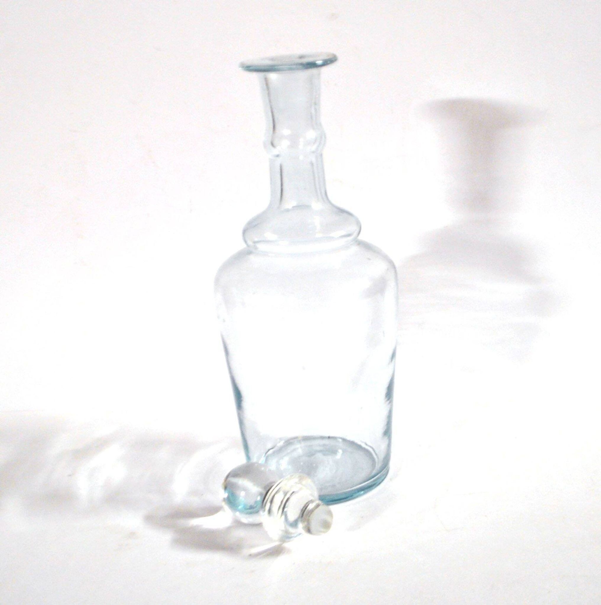 Flacon, carafe ancienne en verre bleuté