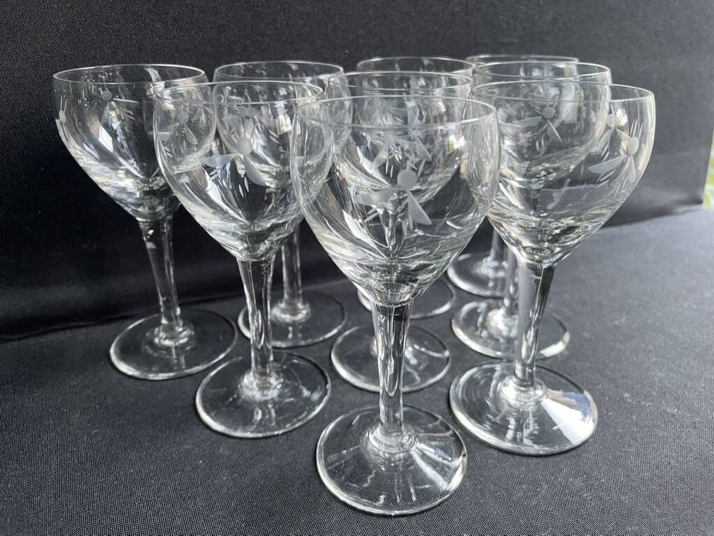 9 Blown glass wine glasses with cut bee decoration – Verrerie Thouvenin Vierzon