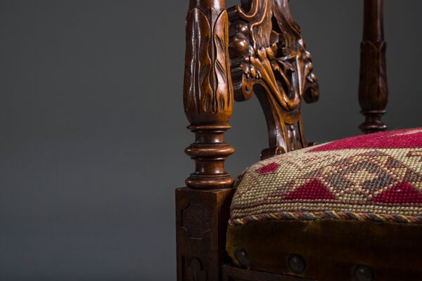 Chaises d'angle en noyer sculpté de style Renaissance italienne du XIXe siècle, lot de 2