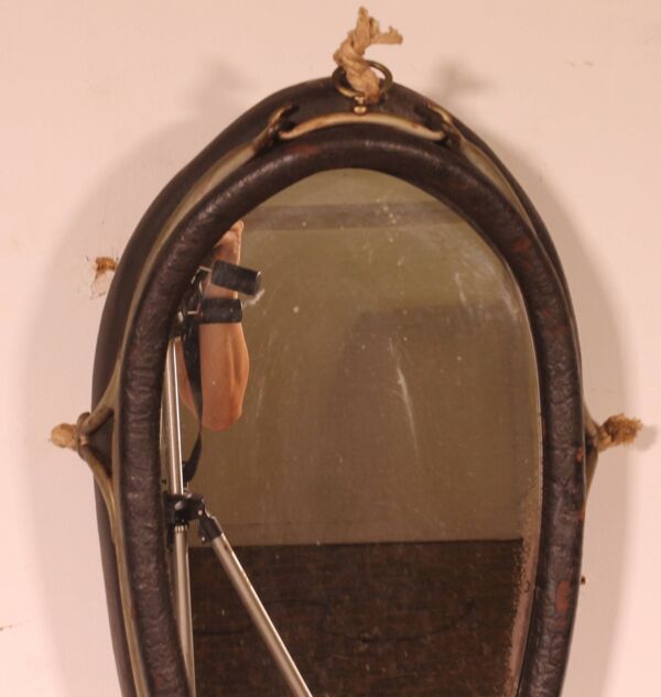 Miroir formé à partir d'un harnais de cheval en cuir