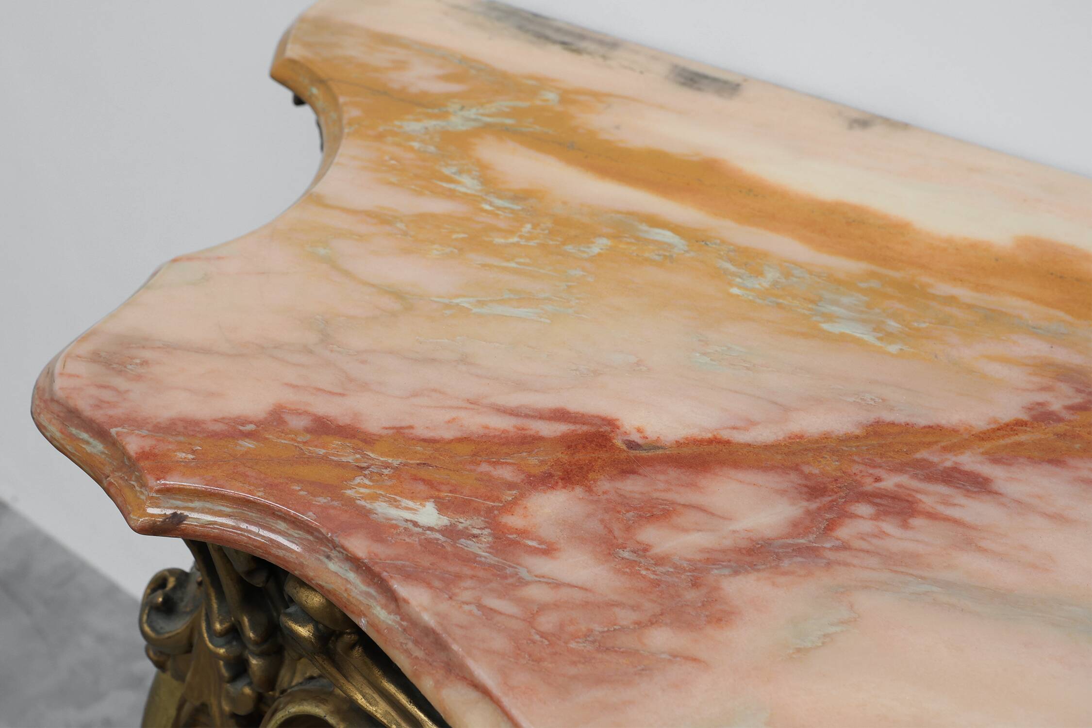 Console en bois doré sculpté avec plateau en marbre rose, style Louis XV / Rococo, It