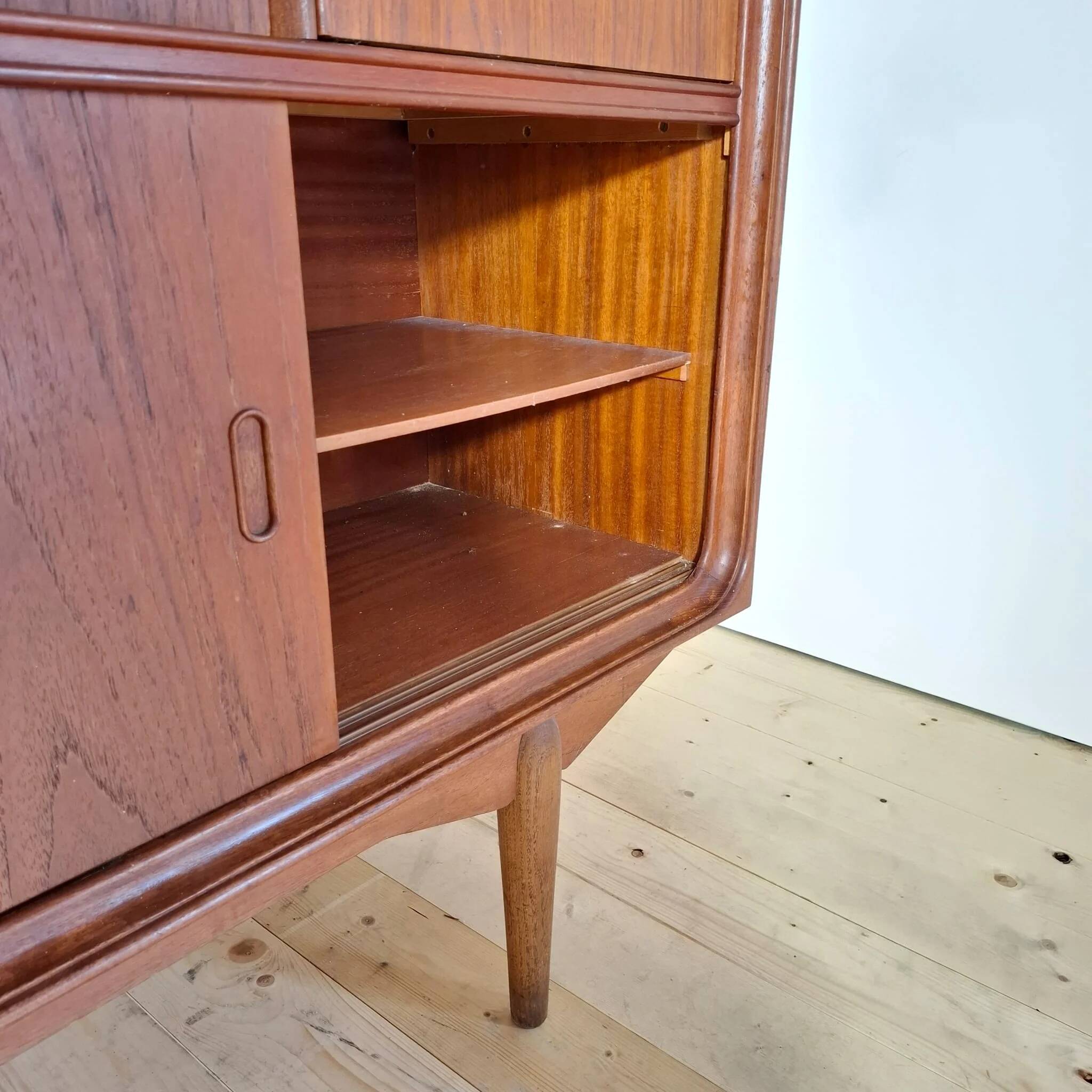 Buffet en teck haut avec tiroirs et portes coulissantes – design scandinave des années 1960.
