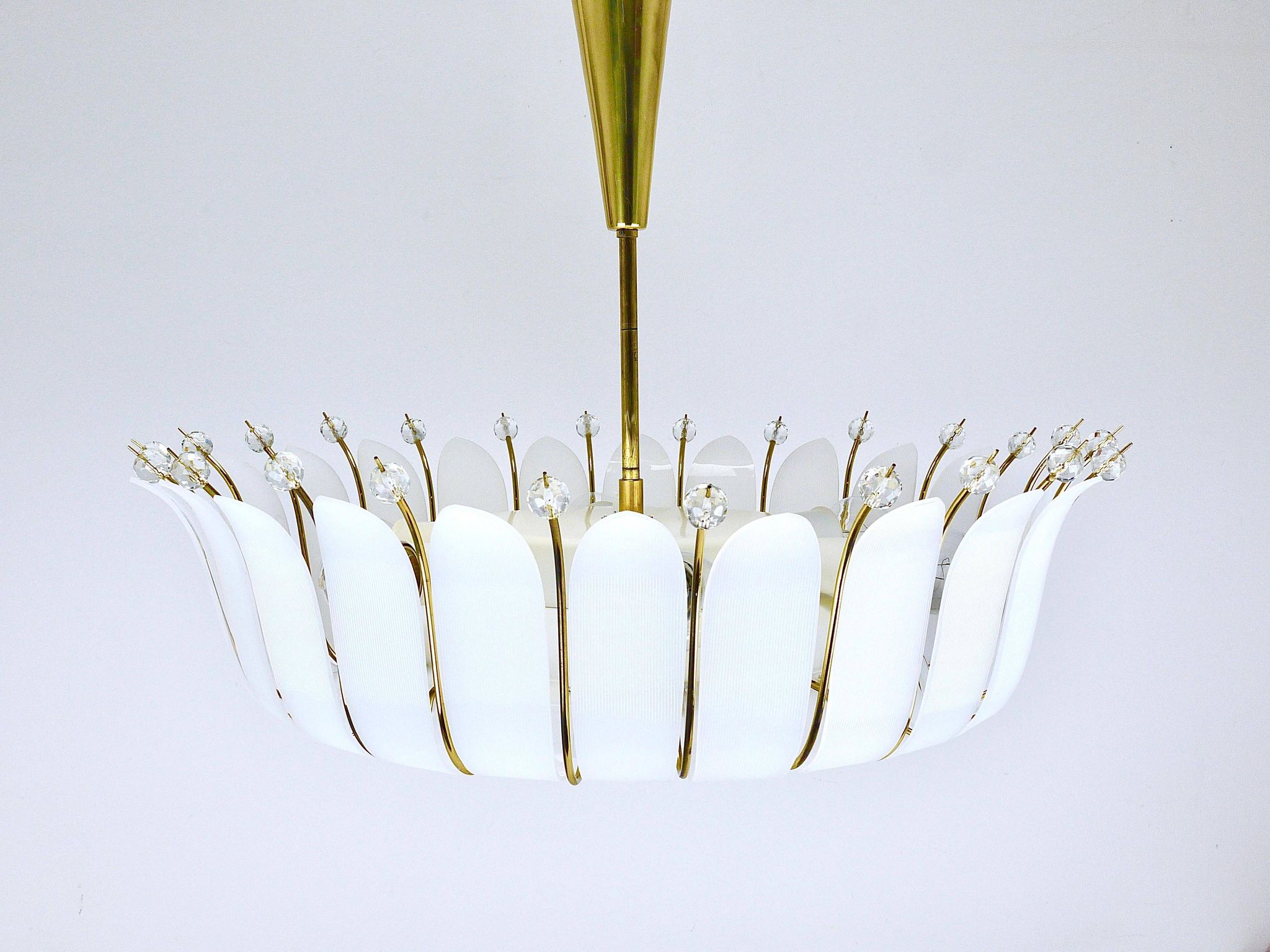 Grand chandelier Rupert Nikoll 27" mid-century brass with leaves, Austria, 1950.