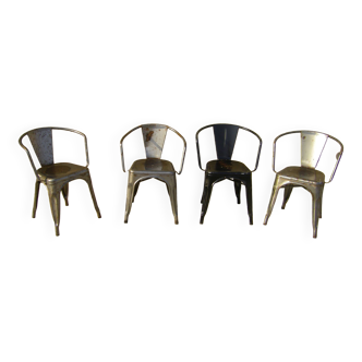 Quatre chaises empilables avec accoudoirs de style industriel