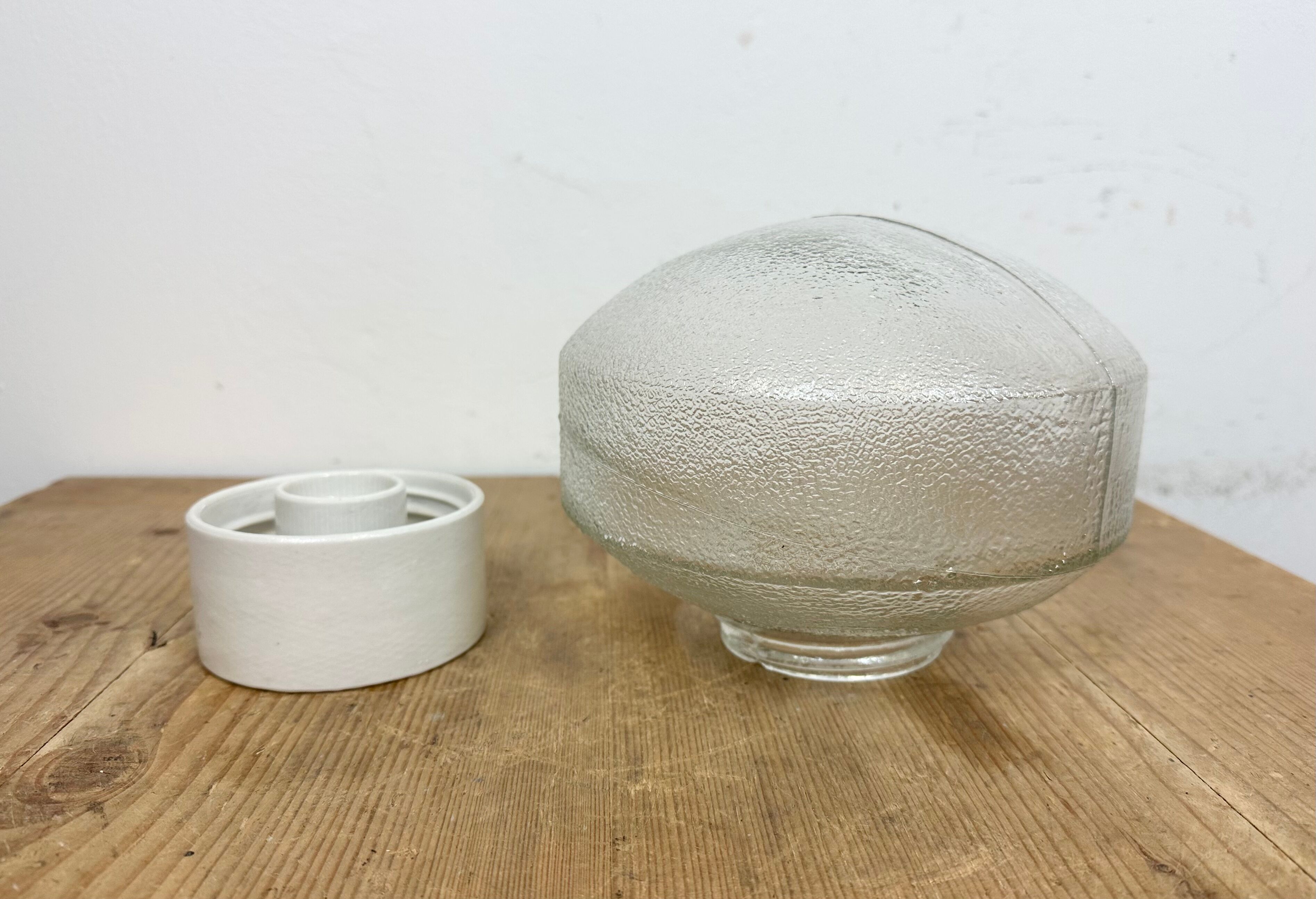 Plafonnier vintage en porcelaine blanche avec verre dépoli, années 1970
