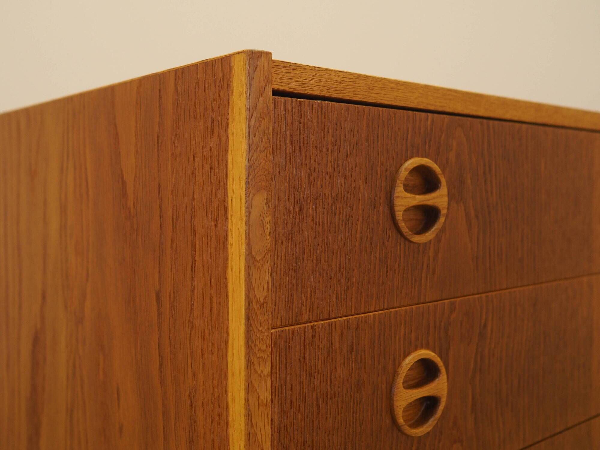 Commode en frêne des années 1970 avec des poignées distinctives, Danemark