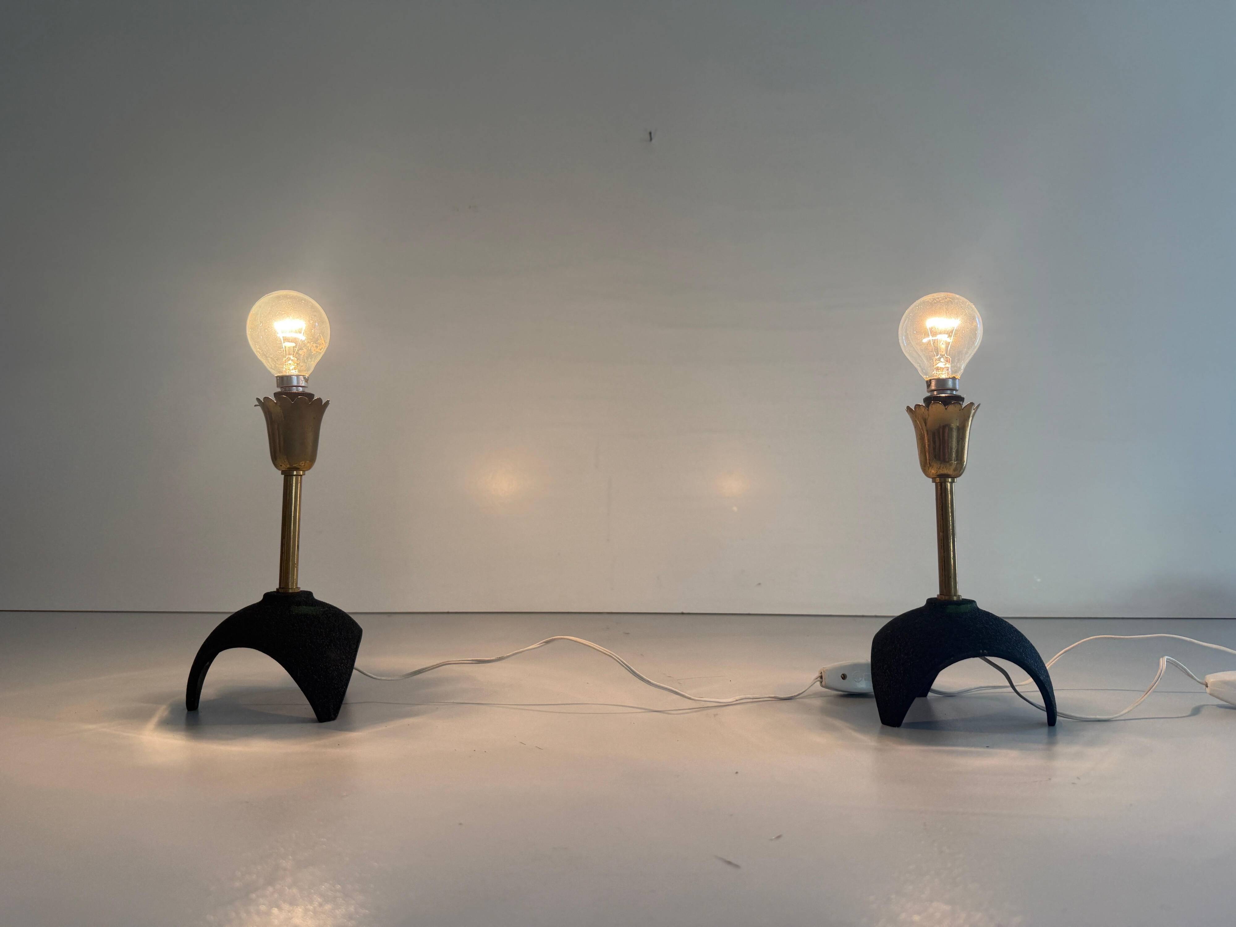 Pair of mid-century bedside lamps in brass and black metal, 1960, Italy.