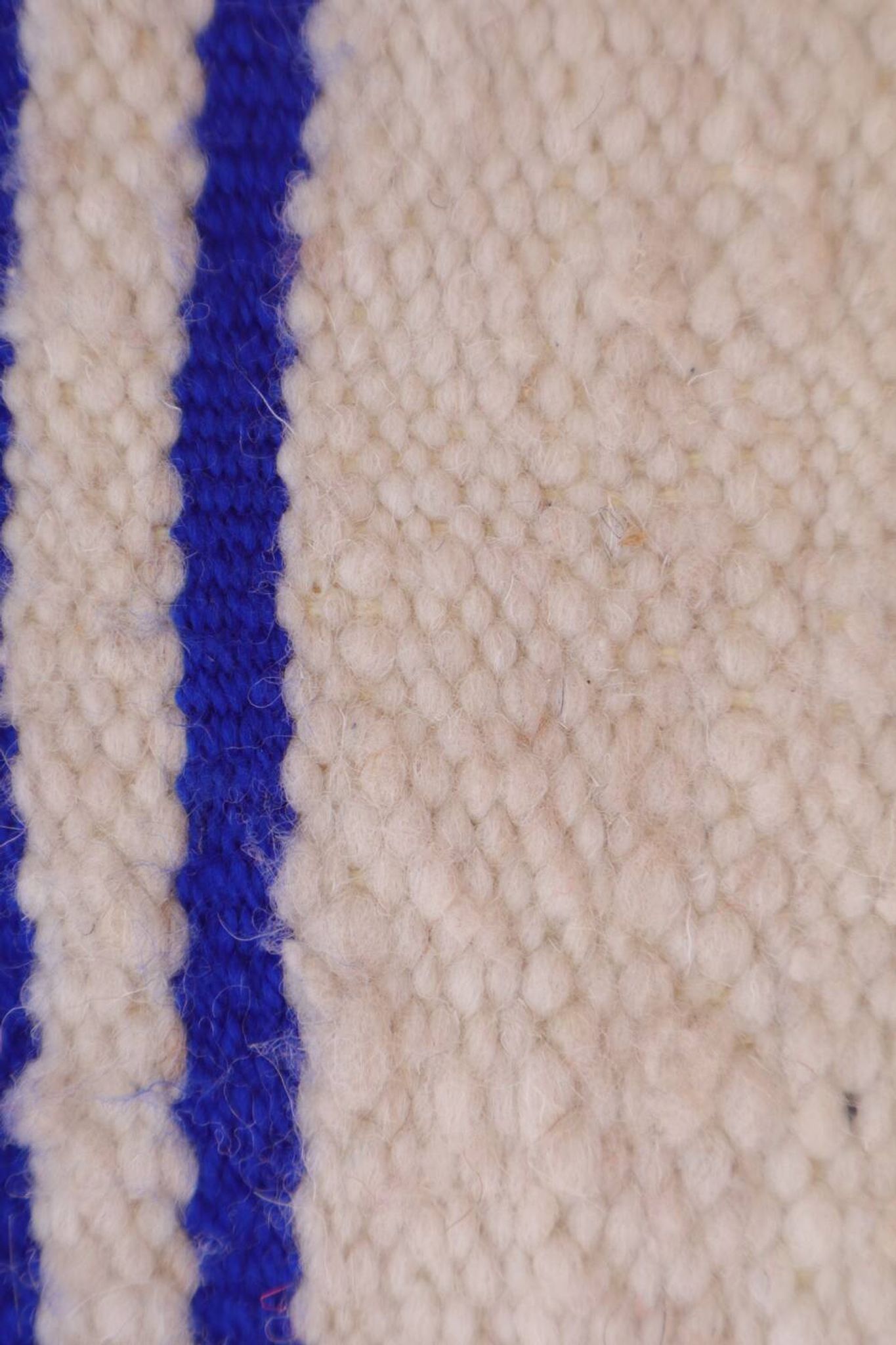 Coussin rayé bleu et blanc en laine