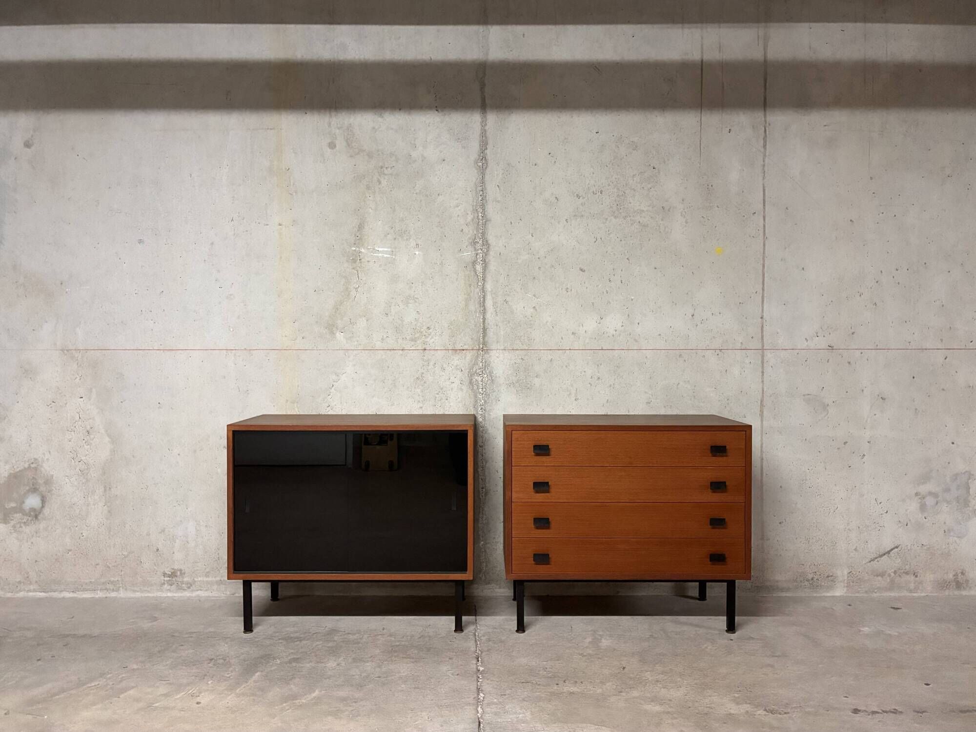Enfilade vitrine commode moderniste teck Antoine Philippon et Jacqueline Le