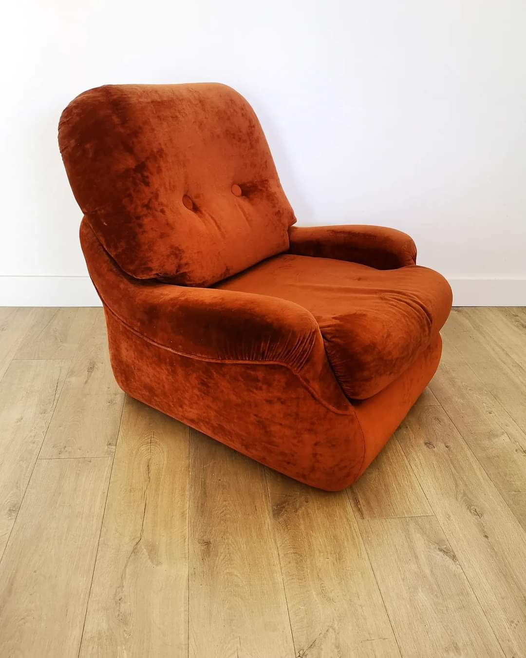 Fauteuil vintage en velours brique