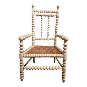 Ancien fauteuil d’enfant en bois tourné et cannage, patine blanche