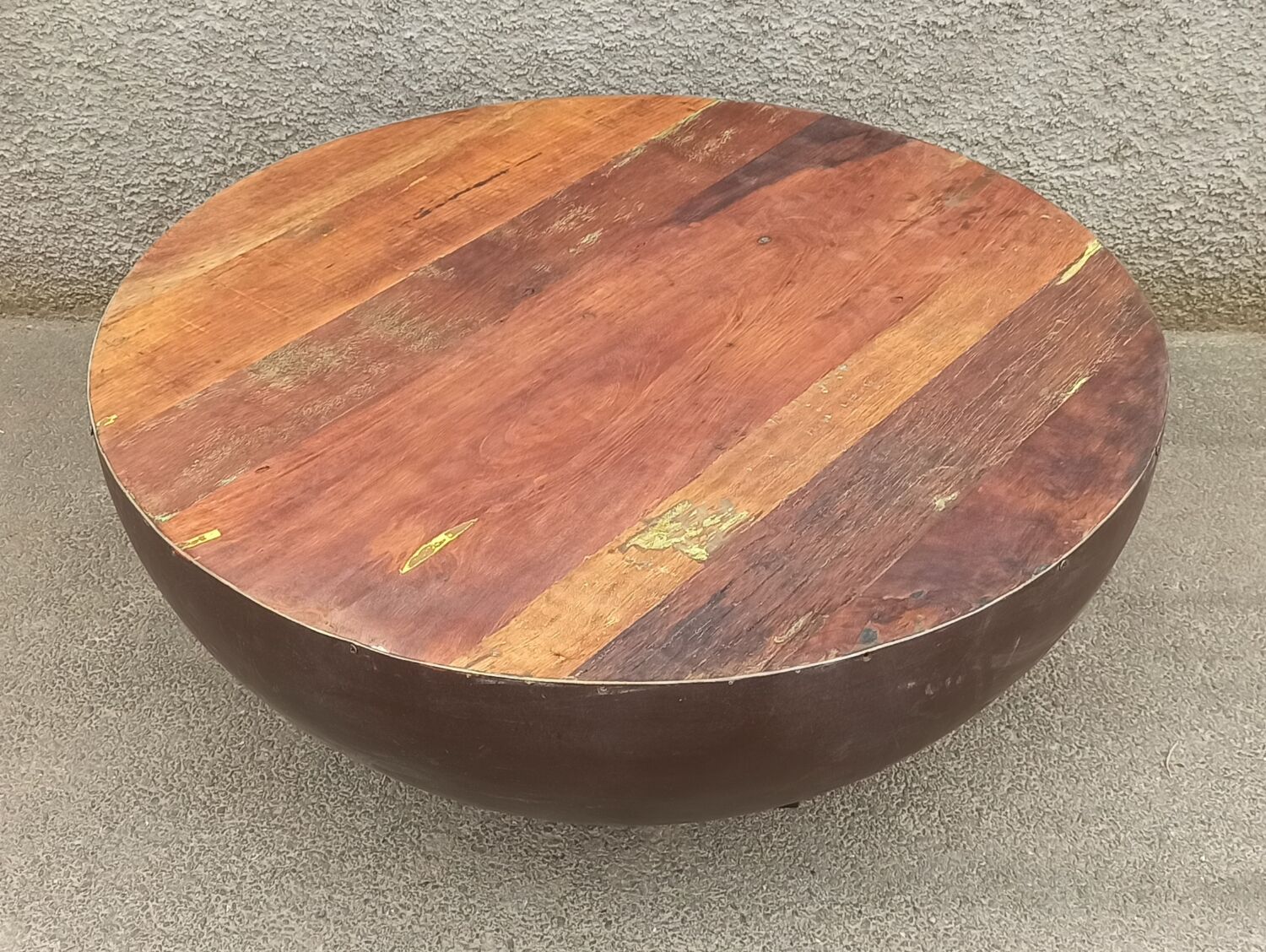 Round coffee table in wood