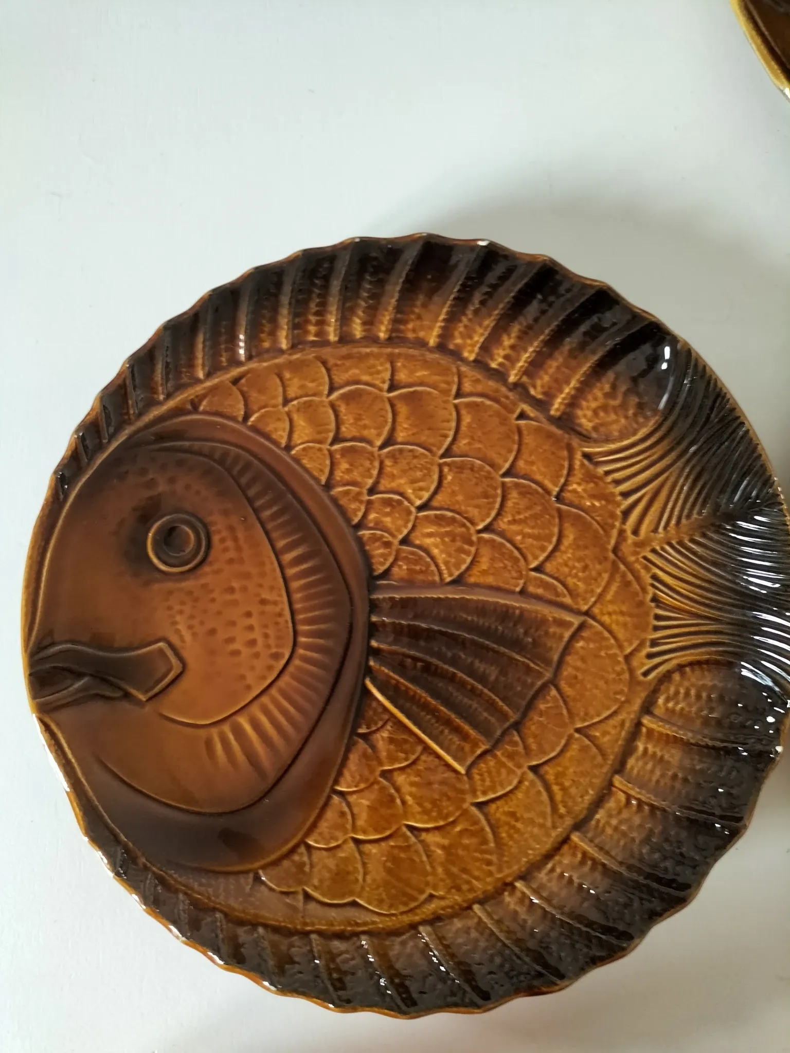 6 antique fish barbotine plates – Saint-Clément