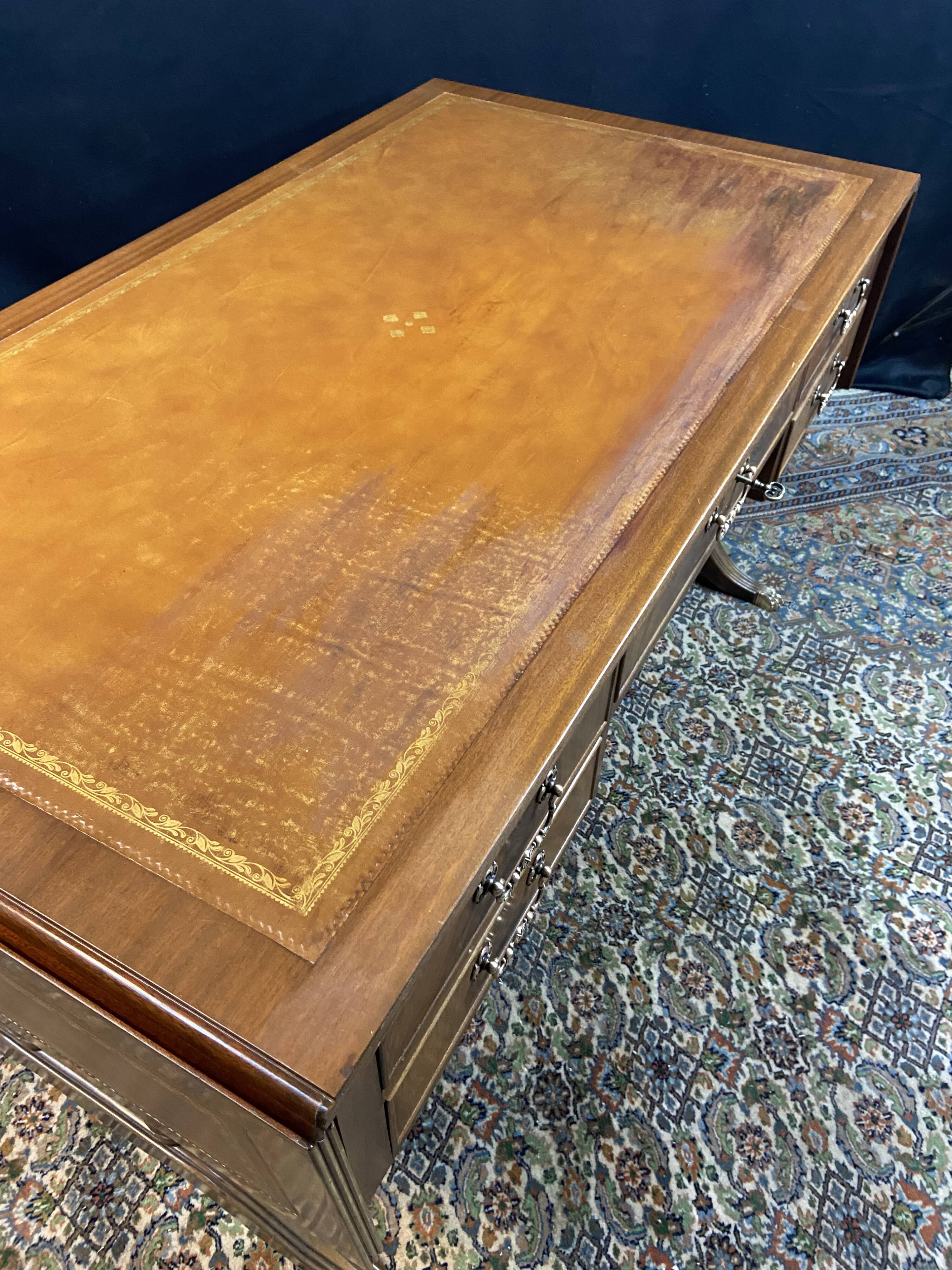 Grand bureau anglais en acajou de style Regency