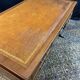 Grand bureau anglais en acajou de style Regency
