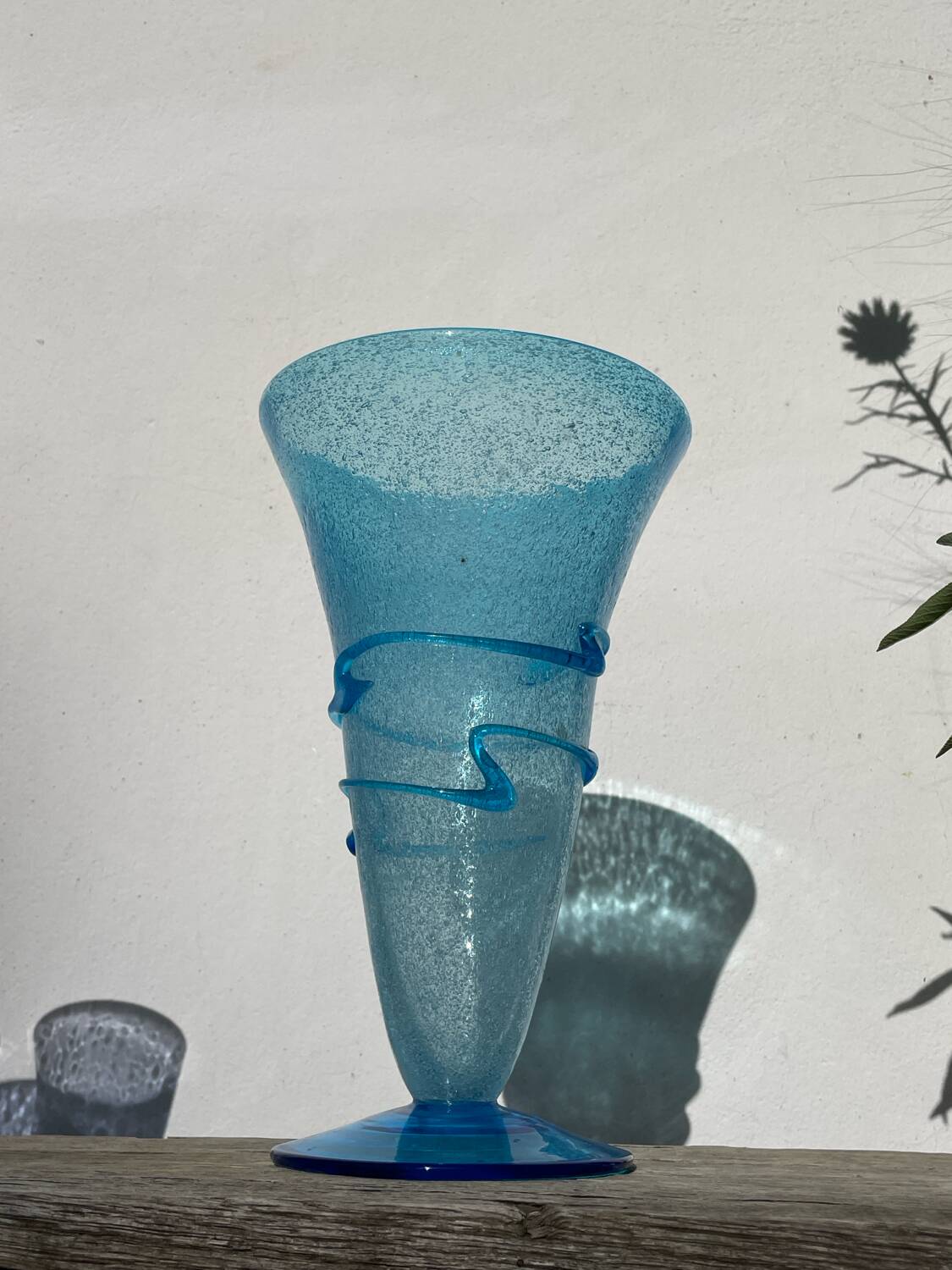Vase conique en verre bullé bleu turquoise