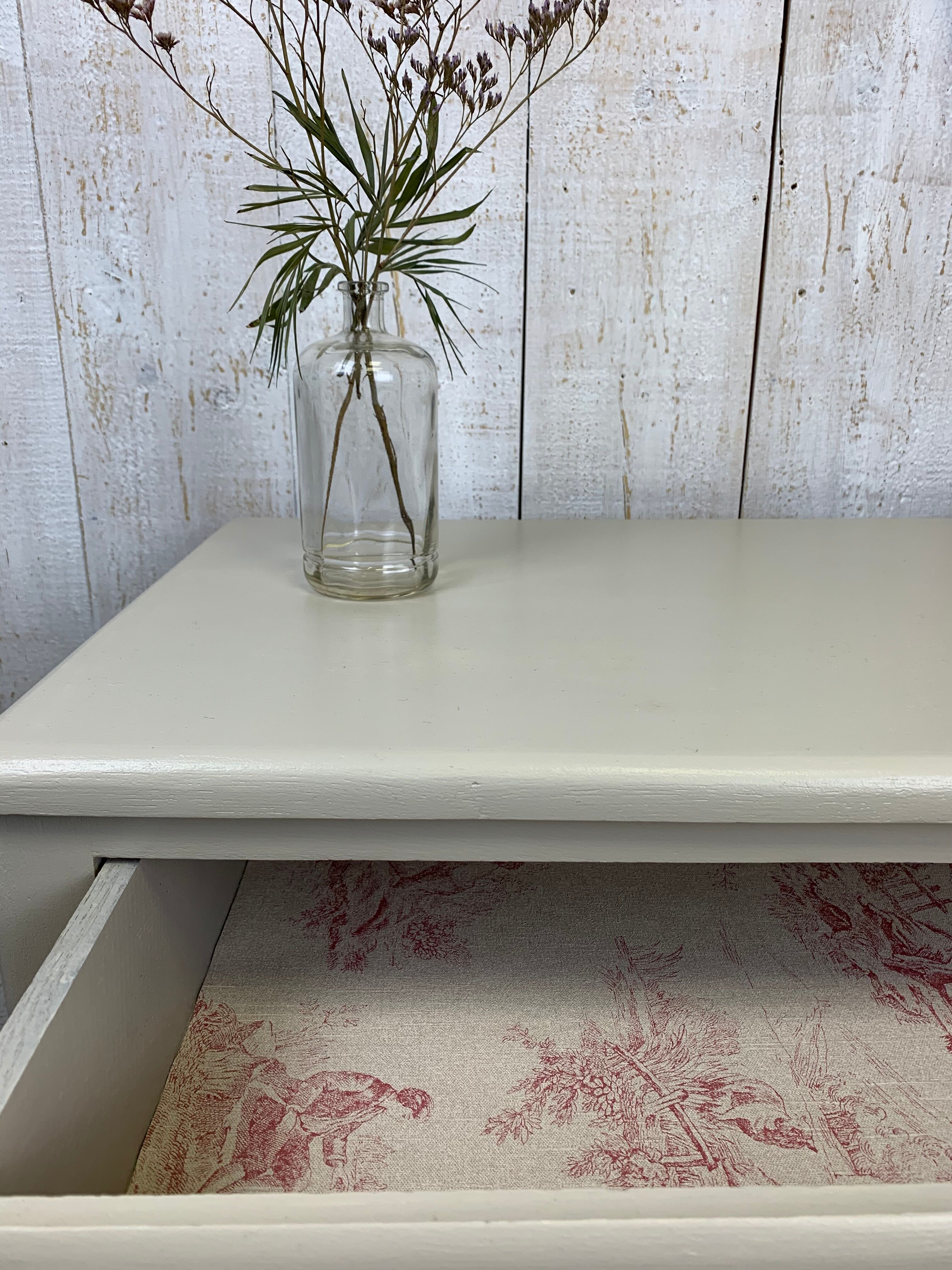 Dresser with compass feet