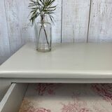 Dresser with compass feet