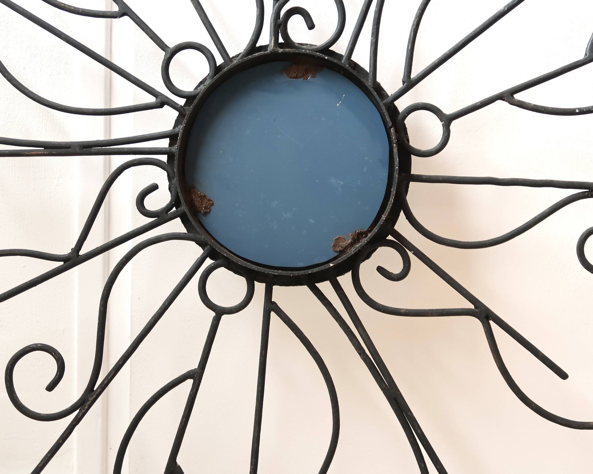 Grand miroir soleil en métal noir, années 70