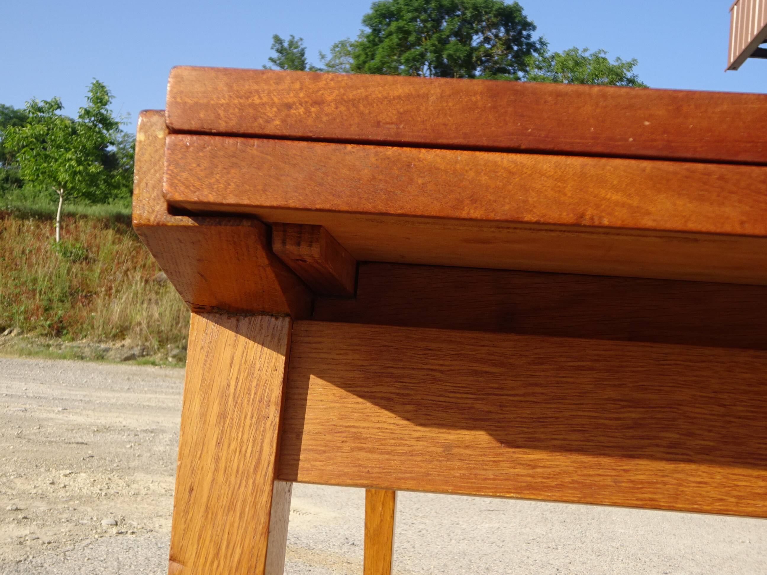 Extendable table, compass legs